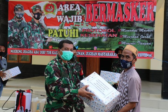 Danrem 084/BJ Bersama Dandim 0827/Sumenep Bagikan Masker dan Alat Semprot Kepada Warga