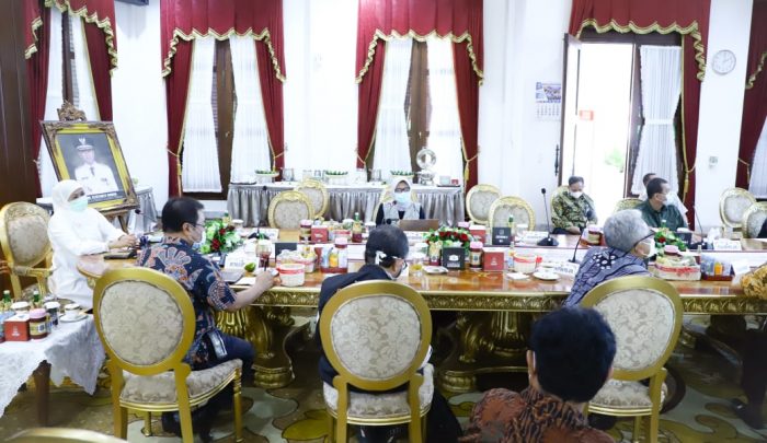 Percepat Vaksinasi Lansia, Gubernur Khofifah Minta Gerak Cepat dan Jemput Bola