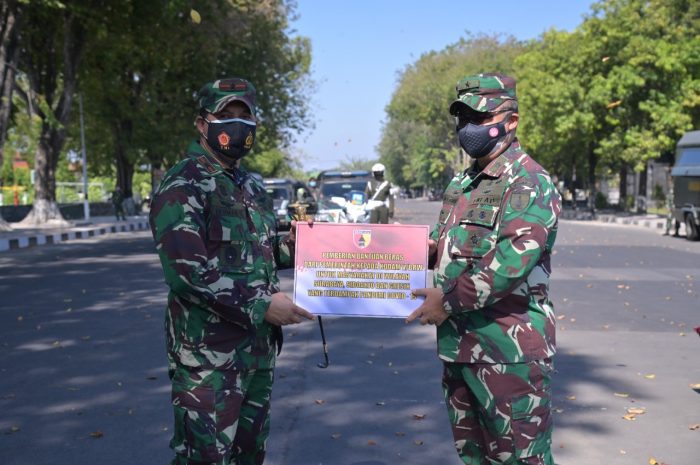 Danrem 084/BJ secara simbolis terima bantuan beras untuk masyarakat yang terdampak Covid-19