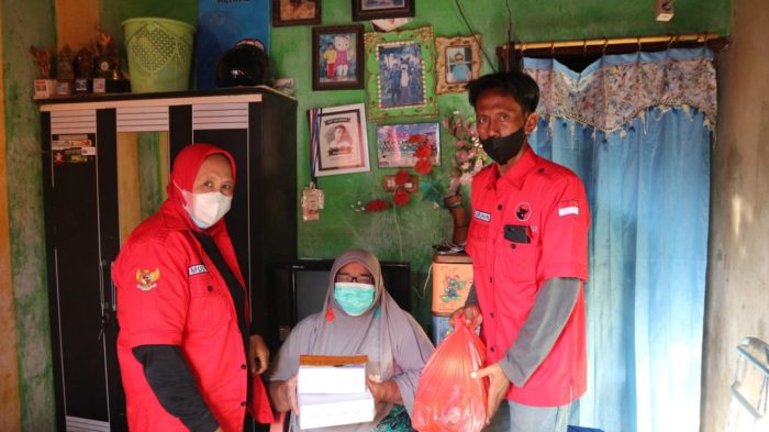 Kader PDIP Perjuangan Kecamatan Bulak Bagi - Bagi Sembako Kepada Warga Terdampak Pandemi