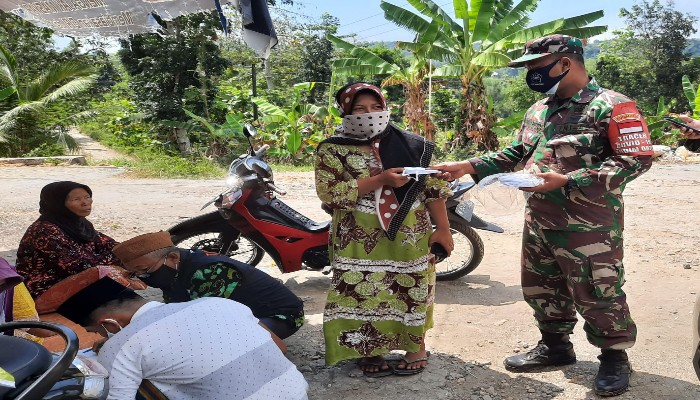 Babinsa Bujur Berikan Himbauan Prokes Dan Bagikan Masker Kepada Warga