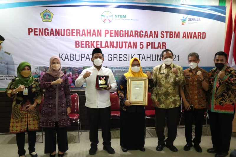 Bupati Gresik Raih Penghargaan Sanitasi Total Berbasis Masyarakat 2021