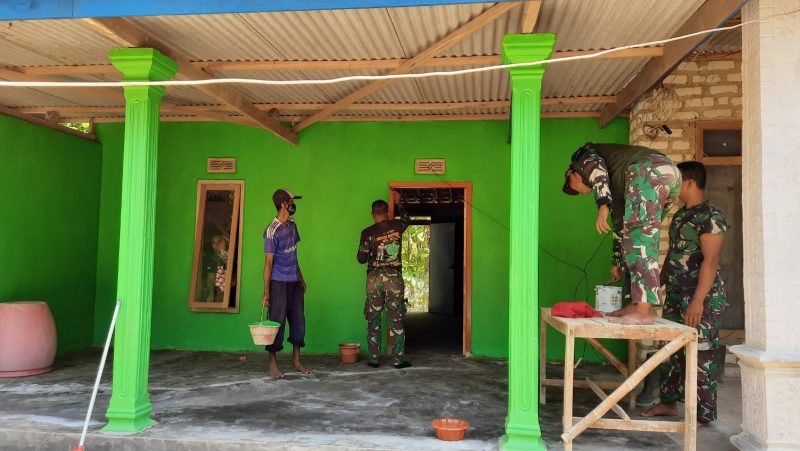 Satgas TMMD Ke-112 Kodim 0826 Pamekasan Lakukan Pengecatan Rumah