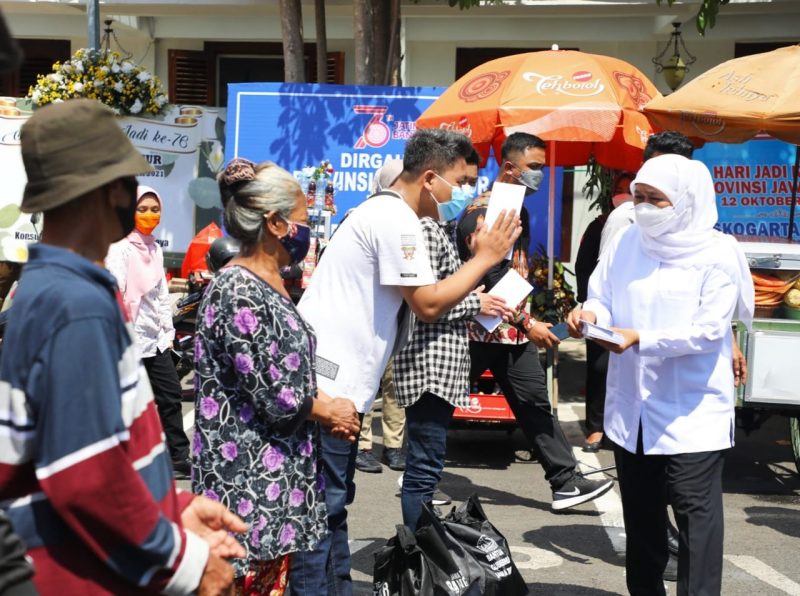 Syukuran 76 Tahun Provinsi Jatim, Gubernur Khofifah Bagi-Bagi Ratusan Paket Sembako