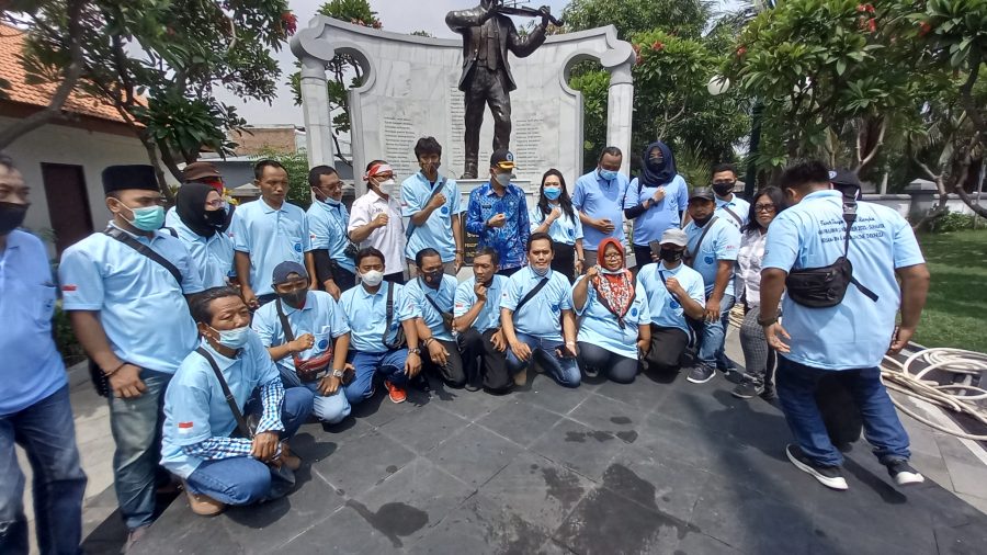 MIO Surabaya Bersama BNN Ziarah Sekaligus Tabur Bunga di Makam Pahlawan W.R Soepratman