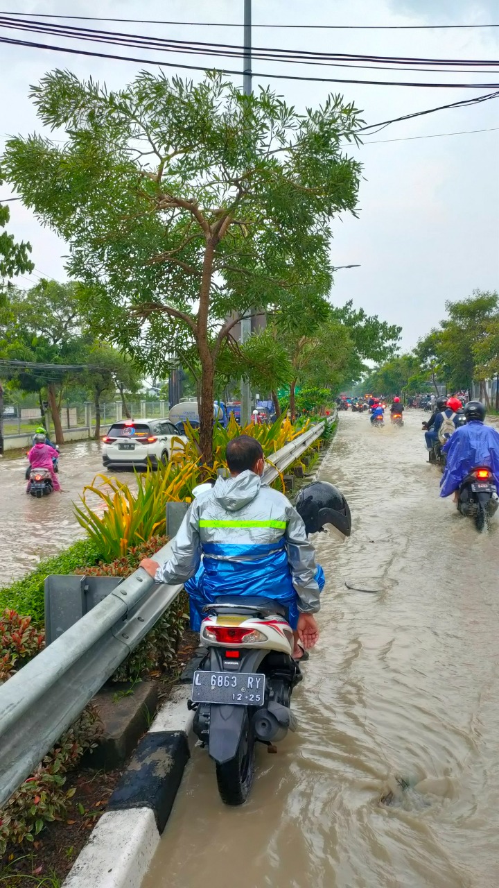 Hujan Lebat Guyur Tiga kecamatan Di Wilayah Barat Surabaya.