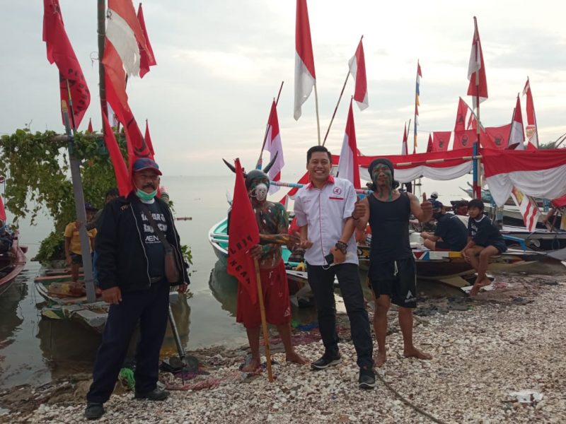 Ketua BKN Abdul Ghoni Bersama TMP Meriahkan Festival Perahu Hias Nelayan di Surabaya