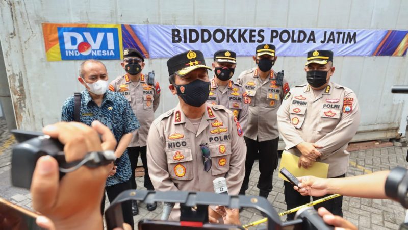 Kapolda Jatim dampingi kunjungan Komisi lll DPR RI Berikan Bansos di Tempat Pengungsian Erupsi Semeru