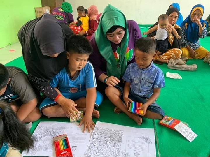 DPC Perempuan Bangsa Berikan Bantuan dan Hibur Korban Erupsi Semeru