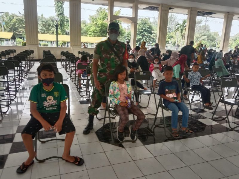 Babinsa Dampingi Serbuan Vaksin Dalam Rangka Hari Juang TNI AD dan HUT Kodam V Brawijaya