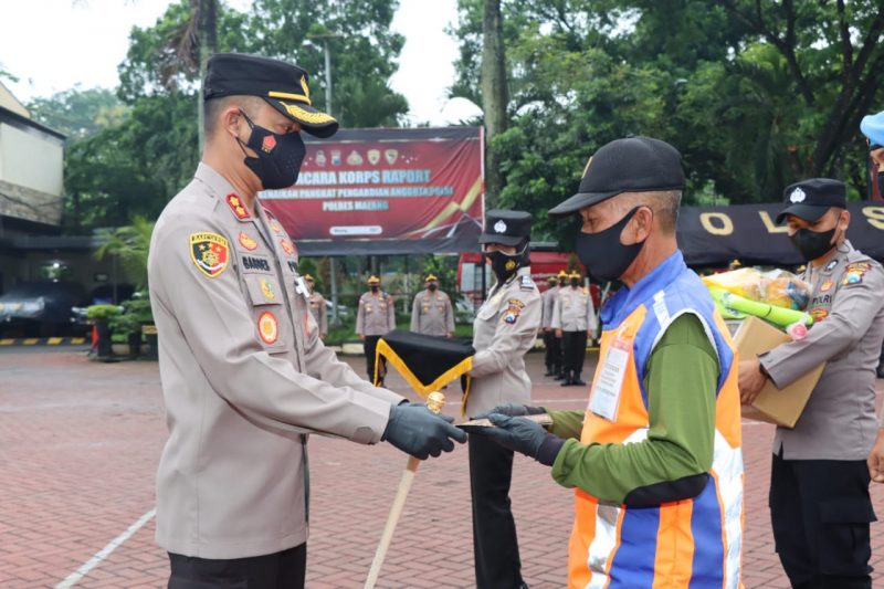 Kapolres Malang Berikan Penghargaan kepada Pak Yit, Penjaga Perlintasan KA Kuncoro