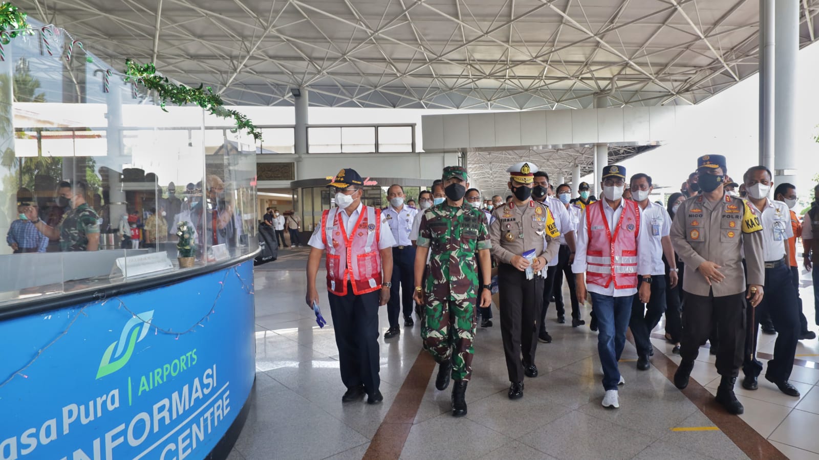 Forkopimda Jatim dampingi Menhub dan Kakorlantas Polri Lakukan Pengecekan Bandara, Tempat Karantina dan Terminal