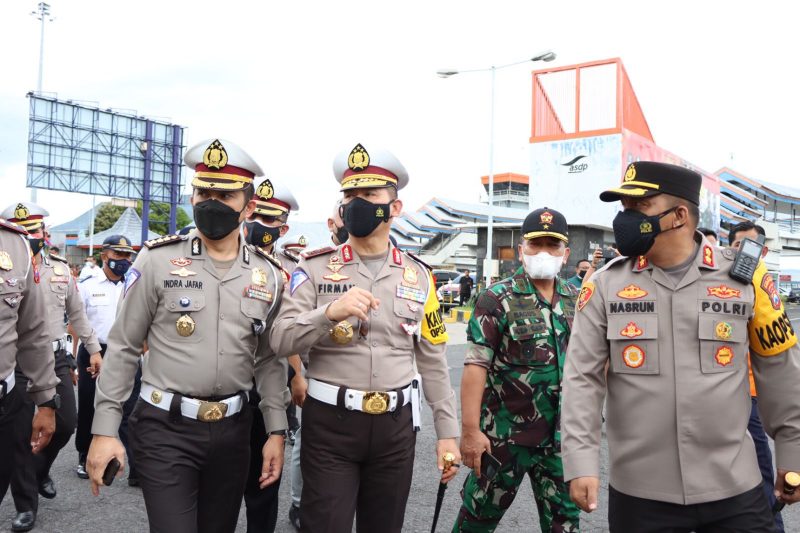 Kakorlantas Polri Pastikan Penerapan Protokol Kesehatan di Bandara Int’l Banyuwangi dan Pelabuhan Ketapang Berjalan Baik
