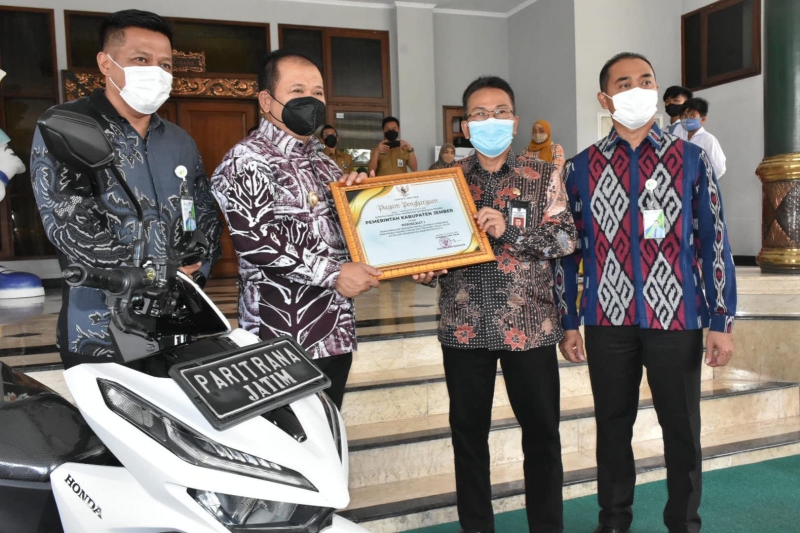 Asisten I Sekda Prov Jatim Serahkan Hadiah Paritrana Award 2021 pada Bupati Jember