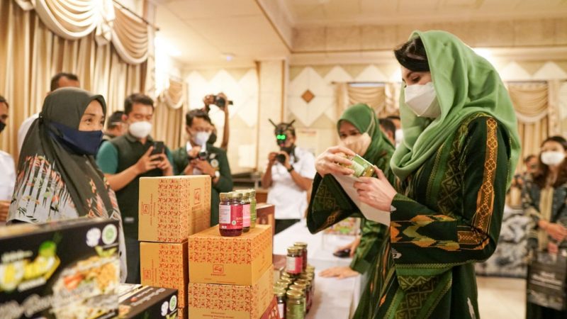 Hadiri Pelantikan Pengurus Dekranasda Gresik Masa Bhakti 2021-2024, Ketua Dekranasda Jatim Ajak Dekranasda Gresik Kembangkan Potensi dan Wisata Halal