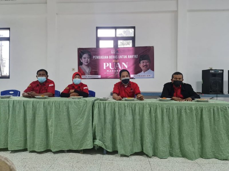 Politikus PDI Bagi Bagi Beras Bergambar Mbak Puan Maharani