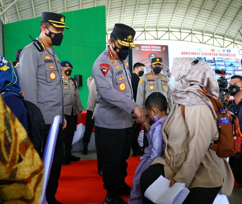 Tinjau Vaksinasi Serentak Kapolri Jenderal, Kapolri Ingatkan Syarat Wajib Laksanakan PTM 100 Persen