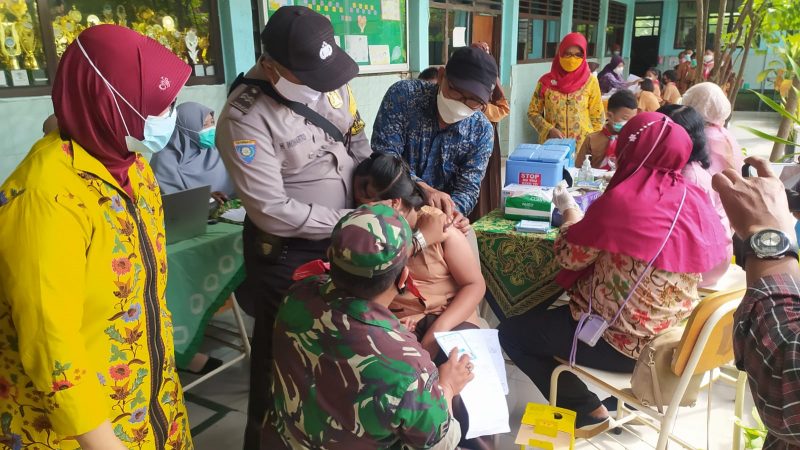 Koramil Jajaran Kodim Surabaya Utara Gencar Lakukan Serbuan Vaksin Bagi Anak Usia 6-11 Tahun