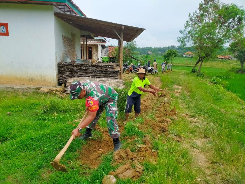 Bhakti TNI, Koramil 0826-10 Waru Bersama Warga Bikin Drainase