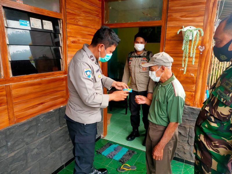 Teman Vaksin" Aksi Kolaborasi Babinsa dan Bhabinkamtibmas Desa Sumberejo Redam Covid-19