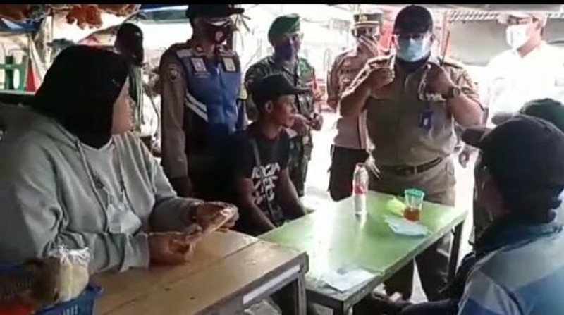 Tiga Pilar Kecamatan Gunung Anyar Tambak Operasi Protokol Kesehatan di Pasar Oerr