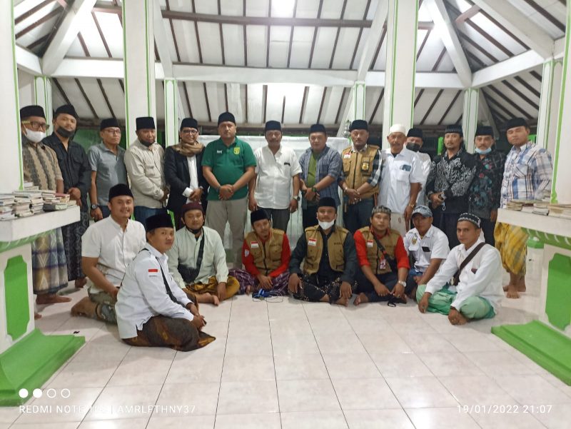 Identitas Majelis Ukhuwah Madasninyah dalam Berzikir dan Sholawat.
