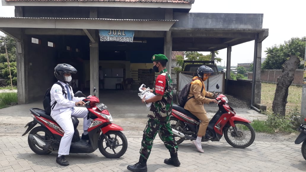 Cuaca Panas Tidak Menyurutkan Langkah Babinsa Untuk Ciptakan Wiringinanom Bebas Covid-19.