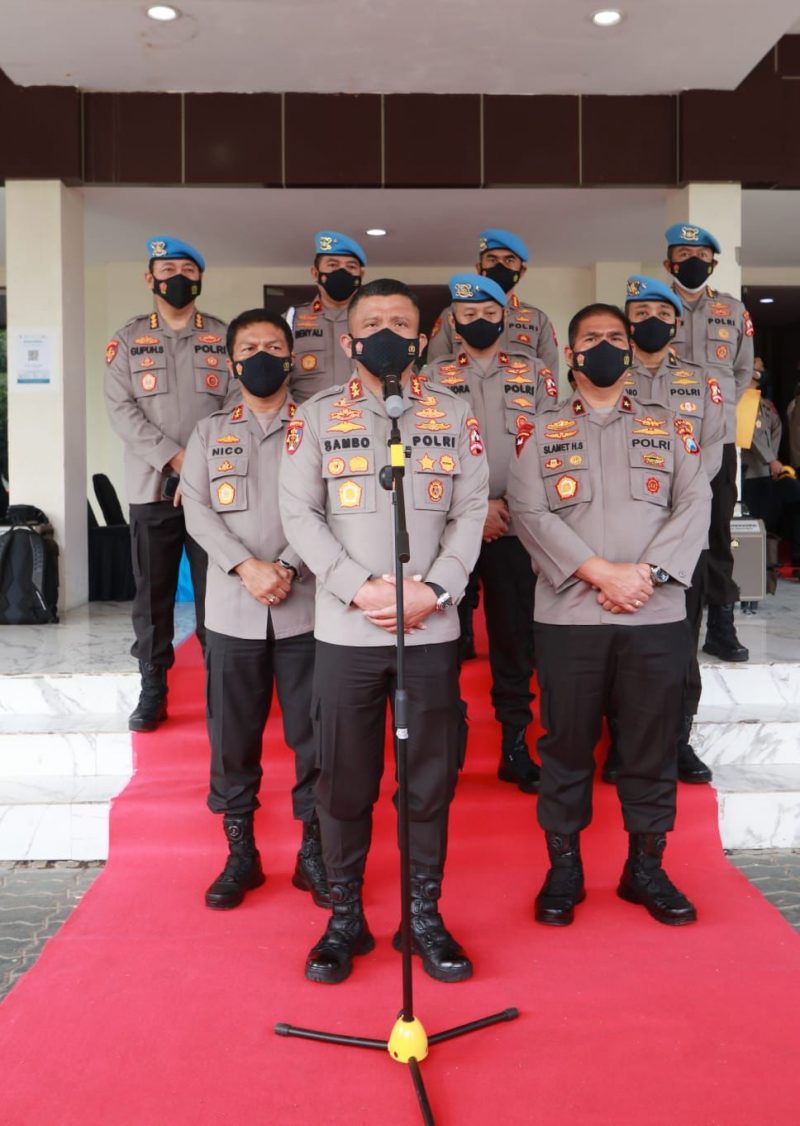 Kunker ke Polda Jatim, Kadiv Propam Polri Irjen Ferdy Sambo beri penghargaan kepada anggota Bidpropam dengan kinerja terbaik