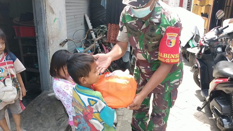 Babinsa Bantu Bagikan Bingkisan Kepada Anak Yatim Dhuafa