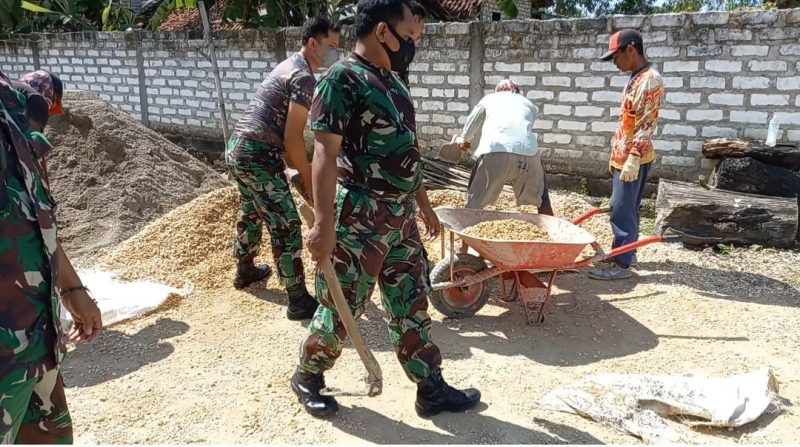 Babinsa Koramil 0826-03 Proppo Gotong-royong Bersama Masyarakat Bangun Jalan Desa