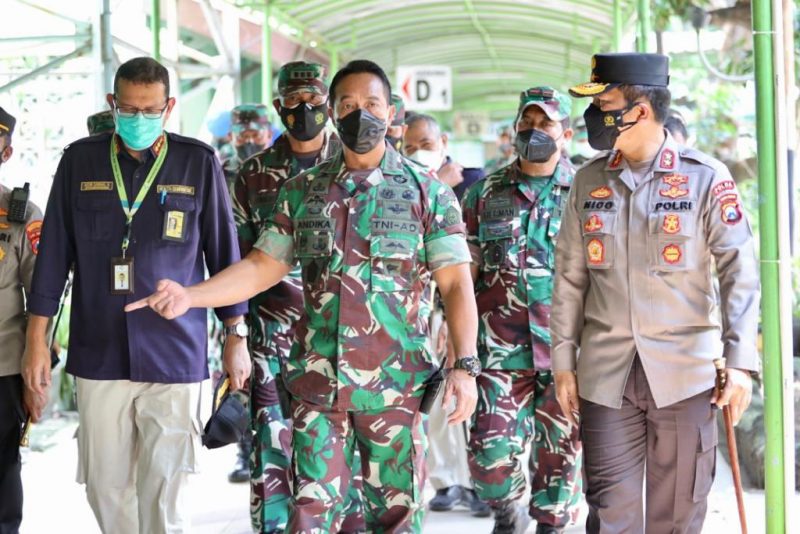 Pangdam V Brawijaya dan Kapolda Jatim Dampingi Panglima TNI Laksanakan Pengecekan Pelaksanaan Karantina Terpusat PPLN di Jatim