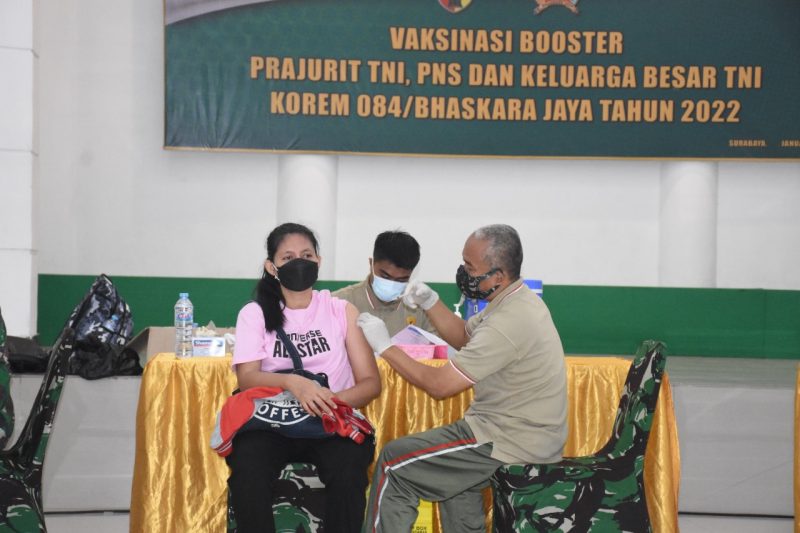 Korem 084/BJ gelar Vaksinasi Booster untuk Personil TNI, PNS dan KBT.