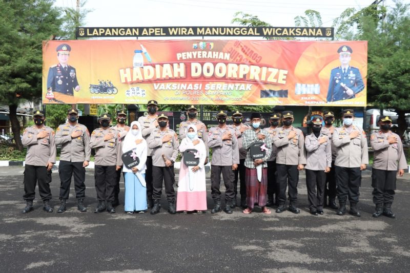 AKBP Arman S.IK, M.Si Serahkan 3 Sepeda Motor Pemenang Undian Doorprize Vaksinasi Serentak di Polres Sampang
