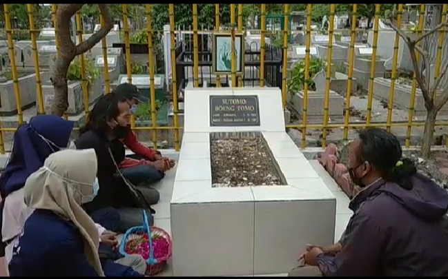 Lengkapi Acara Pengukuhan, Aliansi Wartawan Surabaya (AWS) Ziarah Ke Makam Bung Tomò