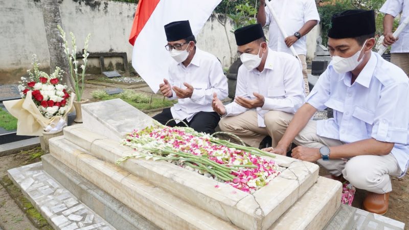 Peringati Hut Ke 14, DPC Gerindra Ziarah Ke Makam ketum Pertama Partai Gerindra