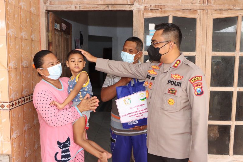 Polisi Peduli, Penyandang Disabilitas Terima Bantuan Kursi Roda dari Kapolres dan Ketua Bhayangkari Cabang Nganjuk