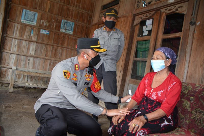 Kapolresta Situbondo Andi Sinjaya Door To Door Edukasi Lansia Untuk Divaksin