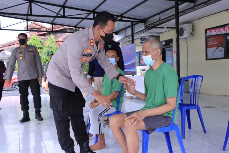 DINYATAKAN SEMBUH ODGJ DIBERI SEPASANG KAMBING OLEH KAPOLRES MADIUN