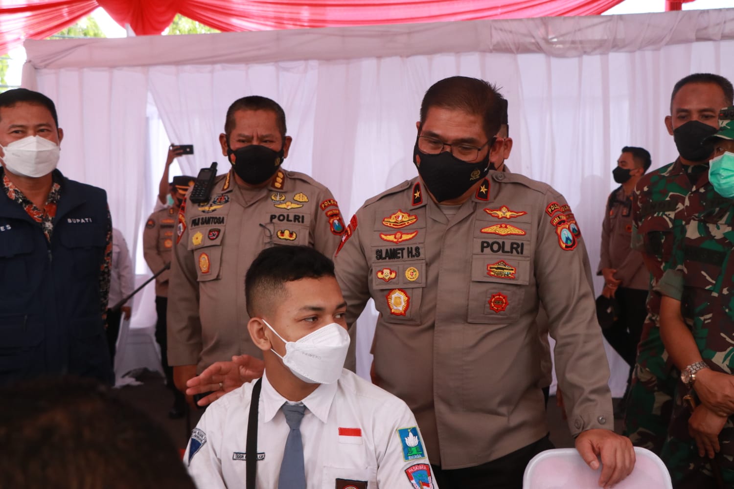 Wakapolda Jatim Cek Vaksinasi Serentak di Lamongan