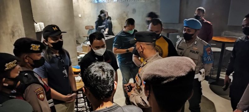 Ingatkan Prokes Tim Pamor Keris Gabungan Polresta Malang Kota Datangi Tempat Hiburan Malam dan Cafe