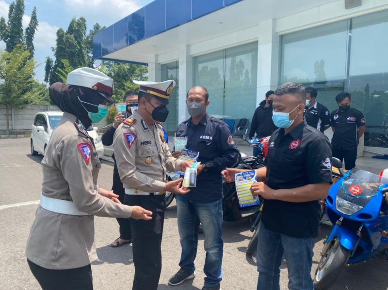 Satlantas Polresta Mojokerto Gandeng Komunitas Club Otomotif Kampanyekan Prokes di Jatim