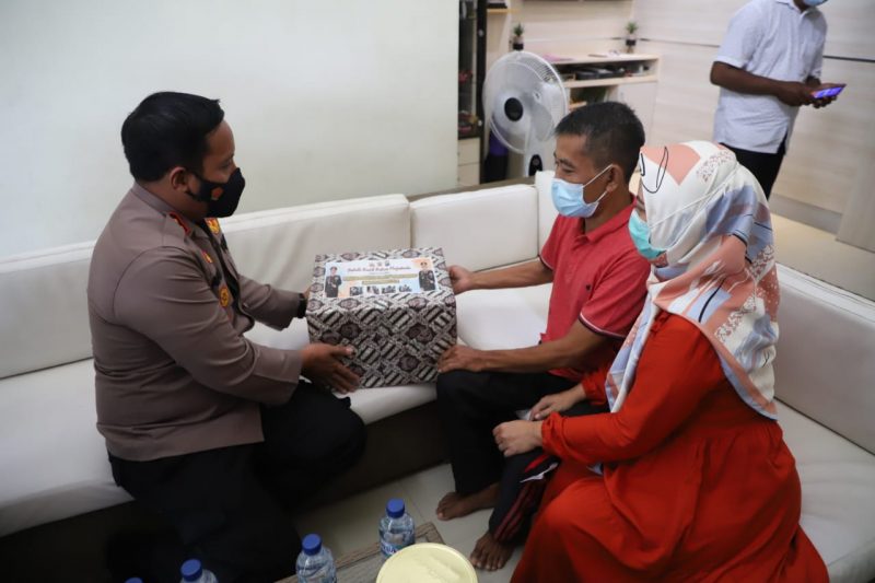 Laksanakan Program Semangat, Kapolres Mojokerto Besuk Anggota Yang Sakit