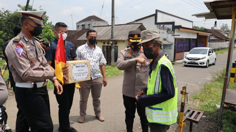 Polres Blitar Kota Peduli Supeltas Penjaga Perlintasan Kereta Api Tanpa Palang Pintu