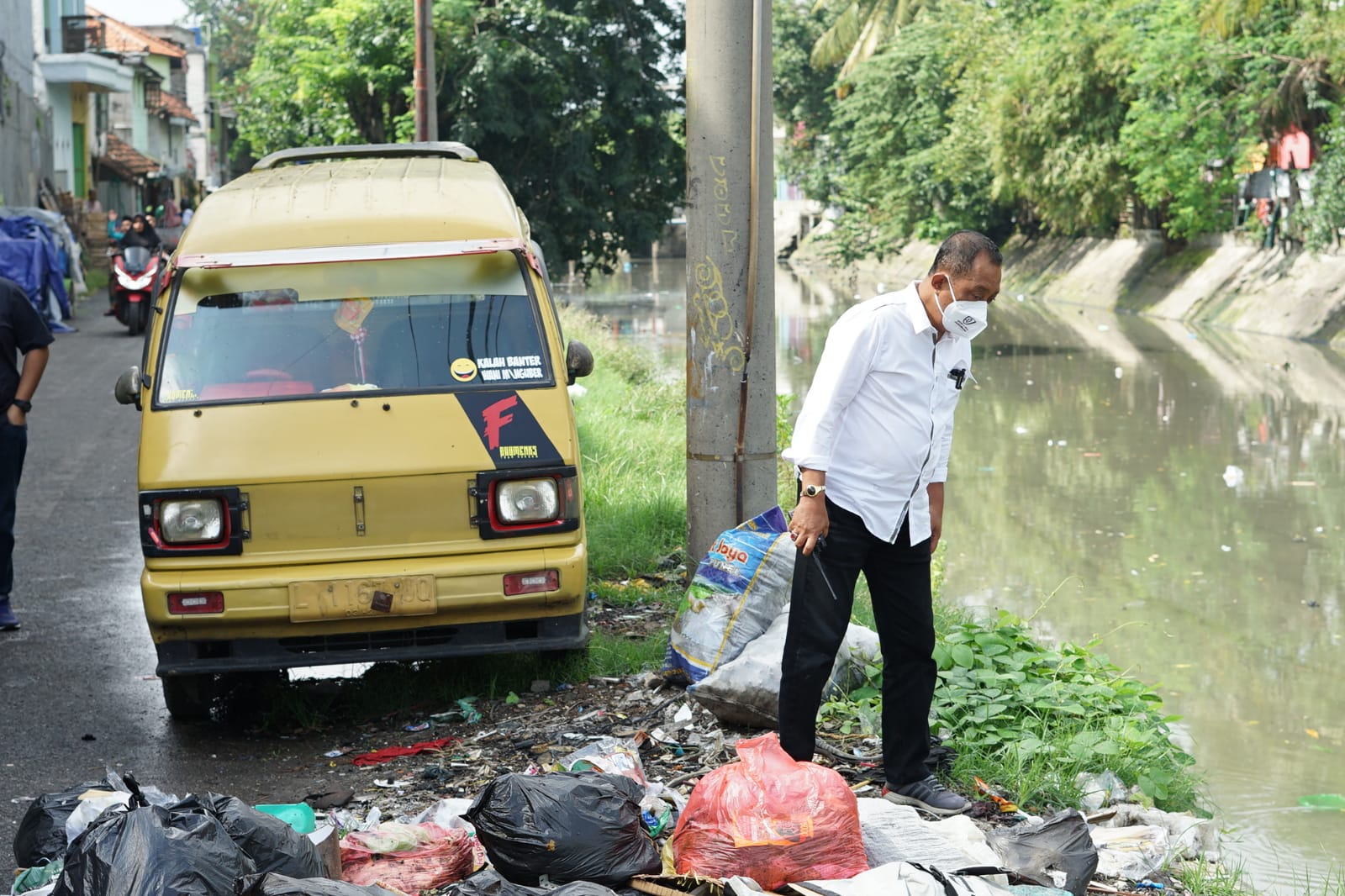 Sidak di Bantaran Sungai Pegirian Sampah Menumpuk , Wakil Walikota Armuji jumpai warga lempar sampah