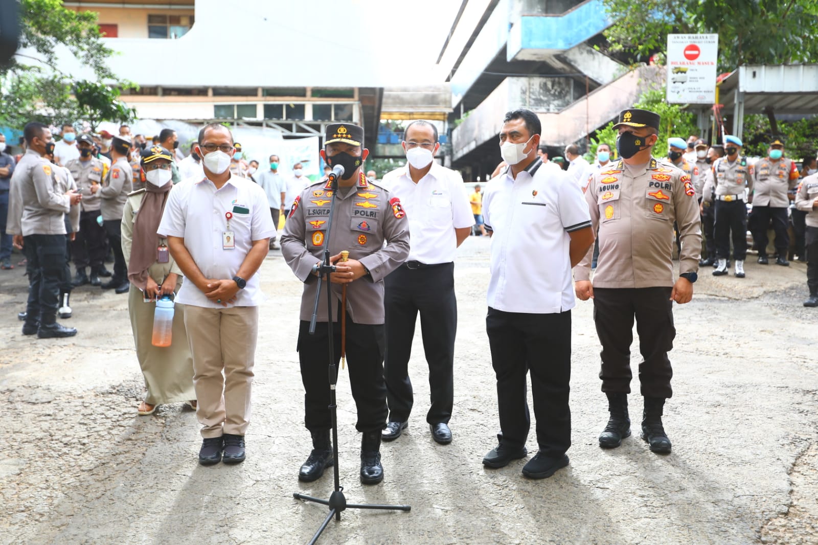 Tinjau Pasar Minggu, Kapolri Pastikan Stok Minyak Curah untuk Warga Aman