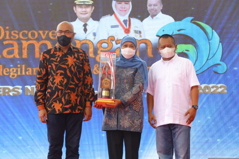 Gubernur Khofifah Terima Dua Penghargaan dalam Ajang PWI Jatim Award 2022