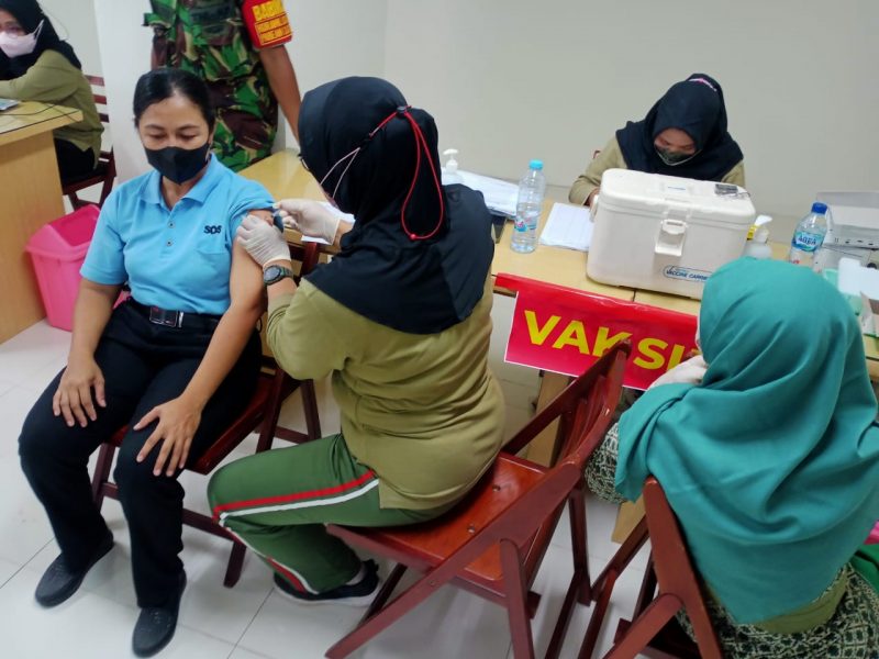 Kodim Surabaya Utara Lakukan Serbuan Vaksin Booster di Pasar Atom Mall