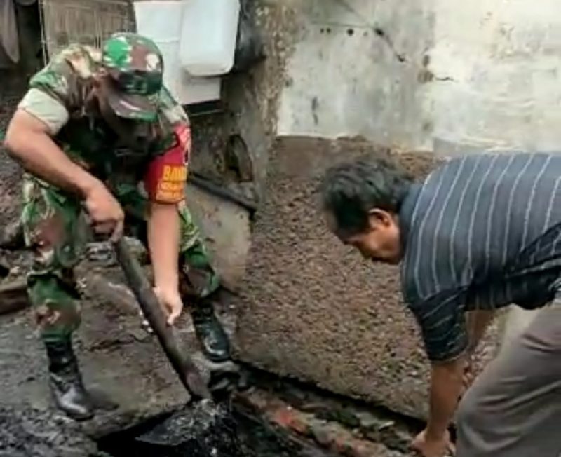 Kompak, Babinsa Bersama Warga Bersihkan Saluran Air
