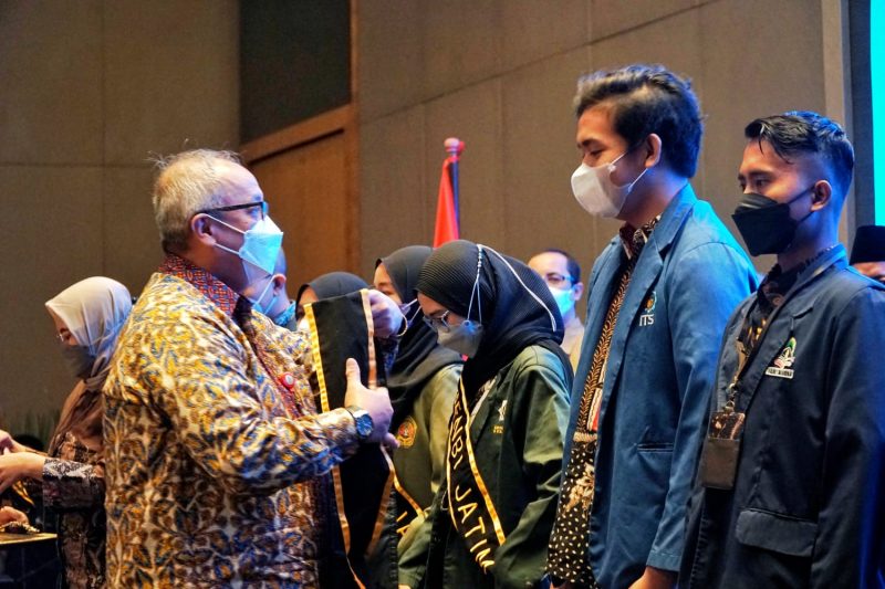 BI Jatim Salurkan Beasiswa Senilai 8 Miliar Bagi 660 Mahasiswa di Tahun 2022