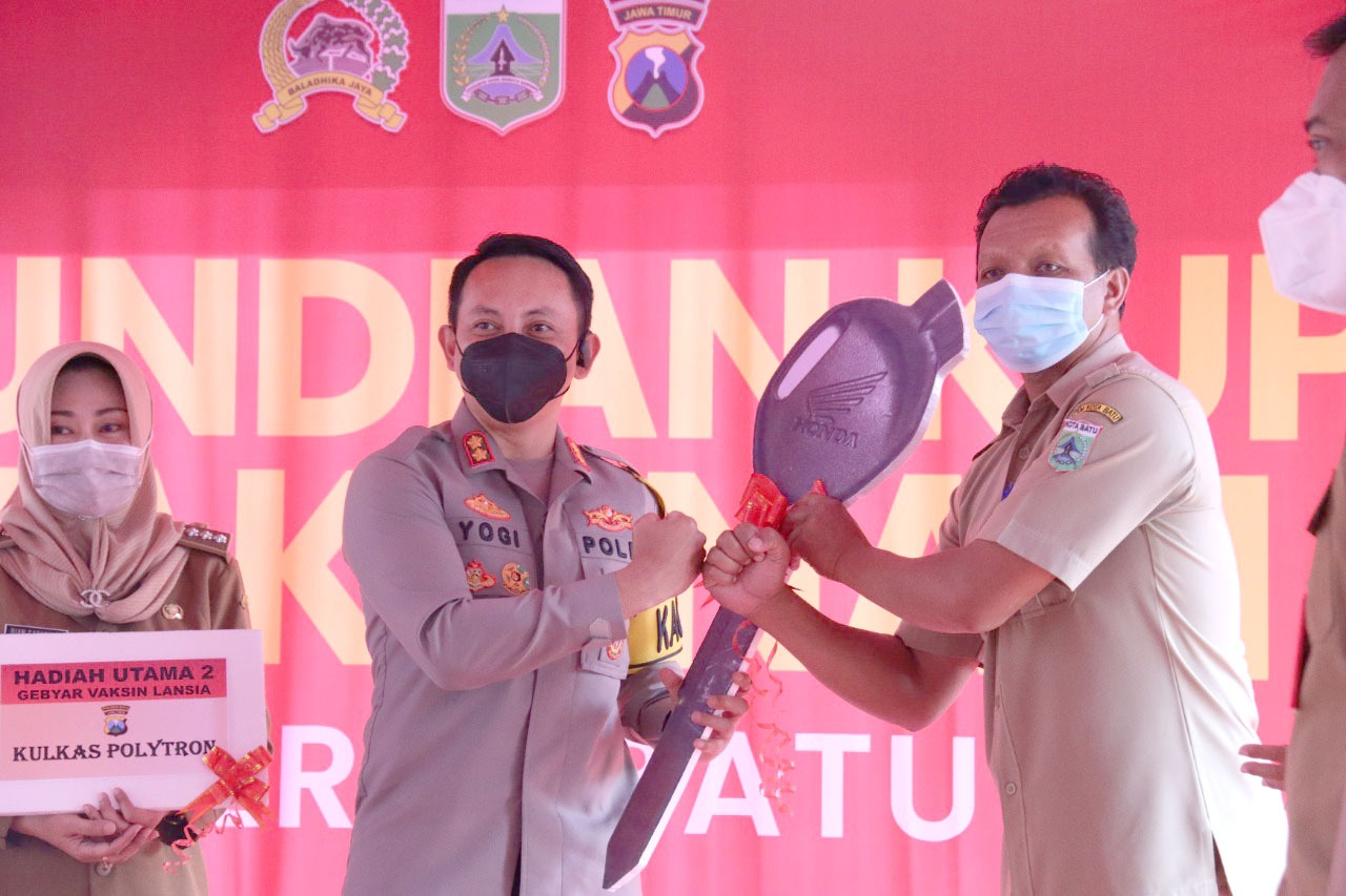 Gebyar Vaksinasi Lansia, Kapolres Batu Bagikan Doorprize Sepeda Motor